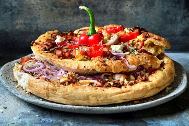 XXL Mediterraans gevuld pizza brood 