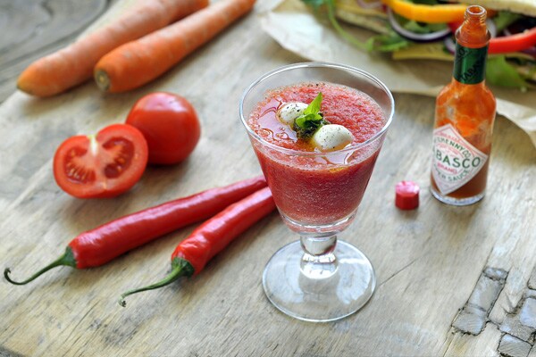 Pittige gazpacho met pesto en mozzarella