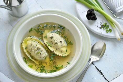 Kippenbouillon met ravioli van truffel