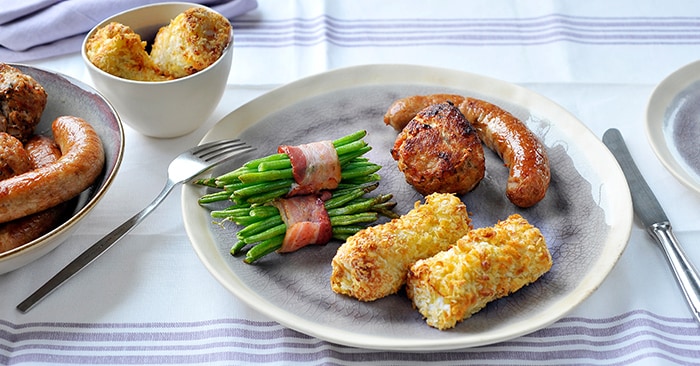 Aardappelkroketten met worst en een gehaktbal 