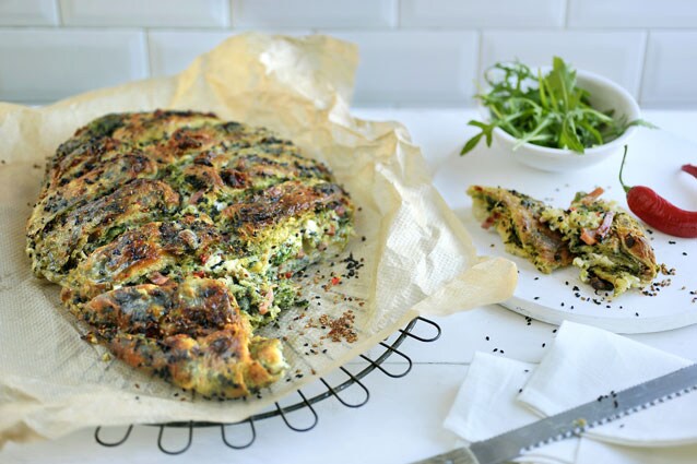 Gevuld brood met feta en spinazie