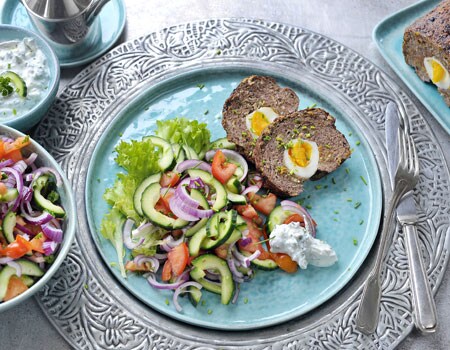 Gevulde gehaktrol met rauwkostsalade