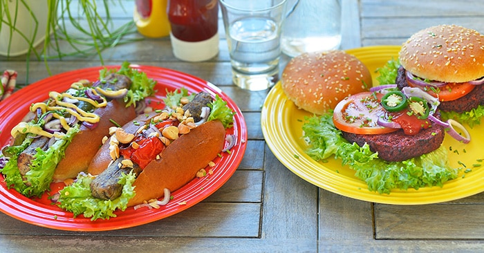 Vegetarische hotdog en bietburger