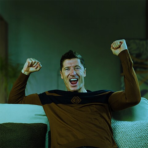 Robert Lewandowski die TV kijkt op een Ambilight-TV