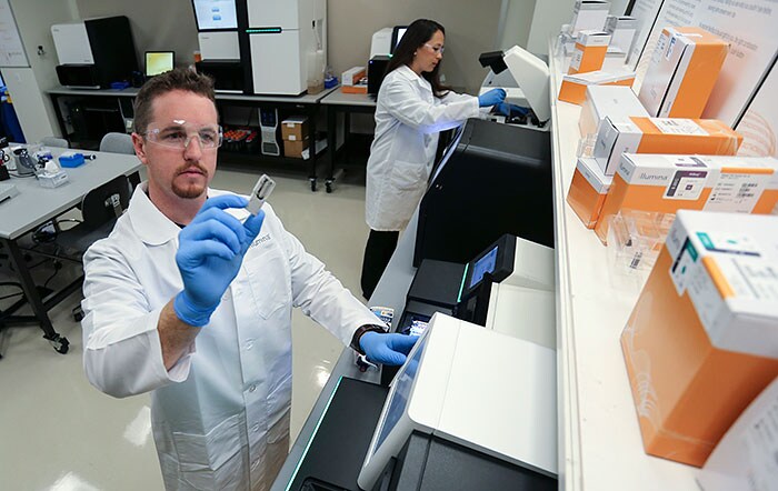 Scientists preparing samples for Illuminas next generation sequencing platforms (opent in een nieuw tabblad)