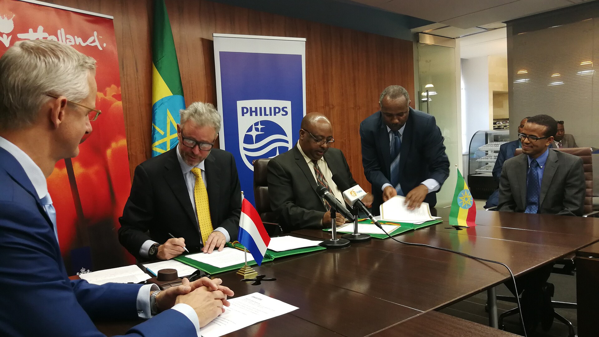 Philips en overheden van Ethiopië en Nederland tekenen overeenkomst met looptijd van zeven jaar voor bouw eerste gespecialiseerde cardiologiecentrum in Ethiopië