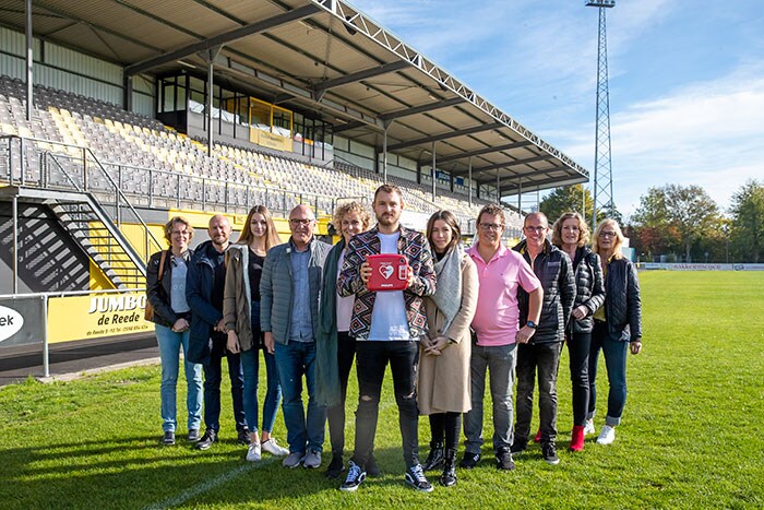Jeroen Zoet installeert Buurt AED bij VV Veendam (opent in een nieuw tabblad)