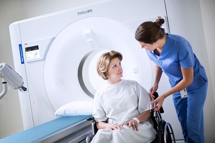 Préparation de la patiente avant son examen au scanner CT Philips IQon Spectral. (opent in een nieuw tabblad)