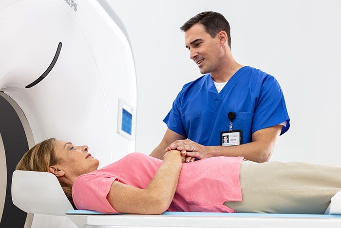 The Philips Incisive CT with patient and technician. (opent in een nieuw tabblad)
