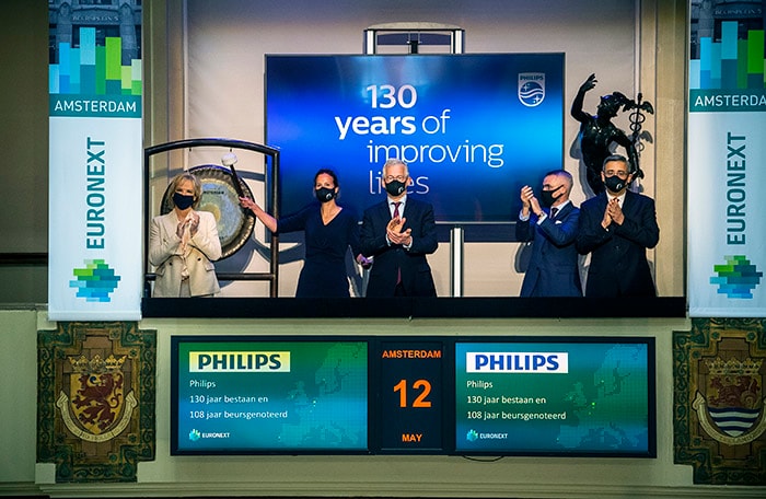 Download image (.jpg) To celebrate 130 years of Philips Frans van Houten, CEO of Philips, opened the Euronext Amsterdam Stock Exchange this morning. (opent in een nieuw tabblad)