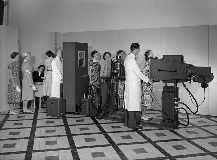 Download image (.jpg) Screening Philips staff for or tuberculosis in 1951 in the Netherlands (opent in een nieuw tabblad)