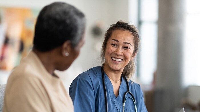 Nederlandse zorgbestuurders zien werkplezier en behoud van personeel als één van de belangrijkste prioriteiten in de zorg
