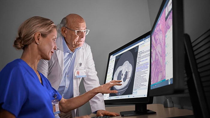 Oncoloog en radioloog beoordelen scans -  
