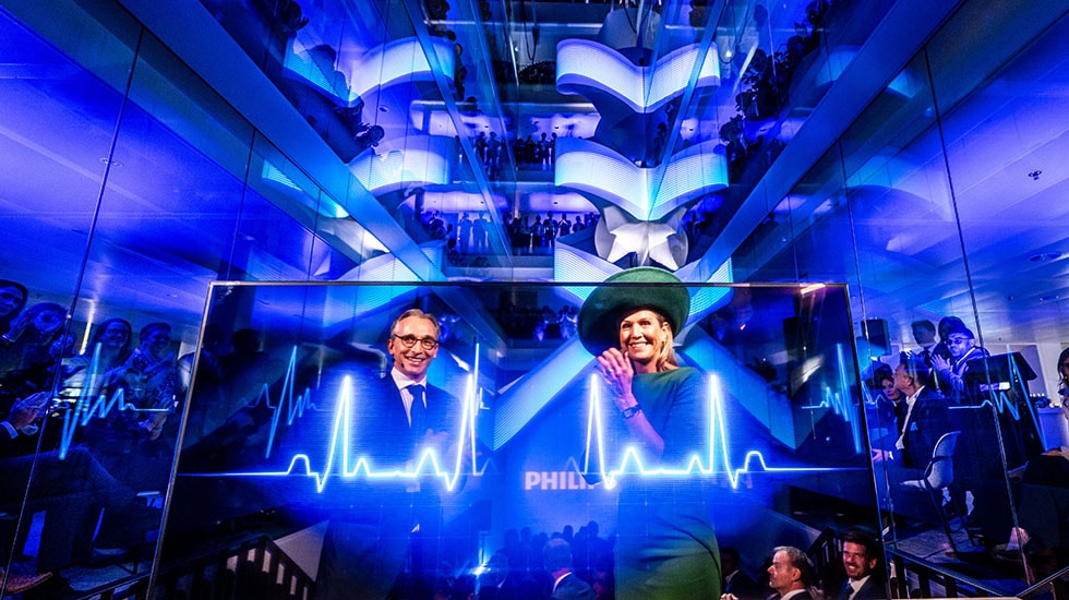 Hare Majesteit Koningin Máxima opent officieel het nieuwe wereldwijde hoofdkantoor van Koninklijke Philips door symbolisch de hartslag van het gebouw te activeren. Aansluitend kreeg zij te zien hoe de innovaties van het bedrijf bijdragen aan betere zorg voor meer mensen wereldwijd.