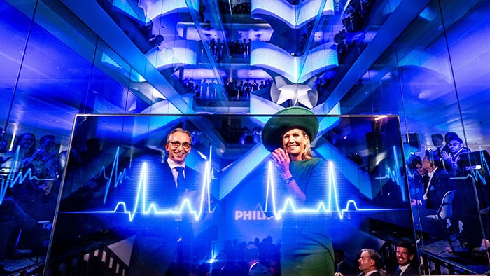 Hare Majesteit Koningin Máxima opent officieel het nieuwe wereldwijde hoofdkantoor van Koninklijke Philips door symbolisch de hartslag van het gebouw te activeren. Aansluitend kreeg zij te zien hoe de innovaties van het bedrijf bijdragen aan betere zorg voor meer mensen wereldwijd. -  