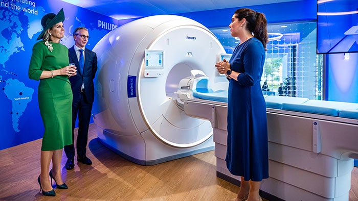 Hare Majesteit Koningin Máxima en Philips-CEO Roy Jakobs krijgen een demonstratie bij een BlueSeal MRI-systeem, een innovatie die wereldwijd de toegang tot diagnostische beeldvorming vergroot en het heliumverbruik vermindert. -  