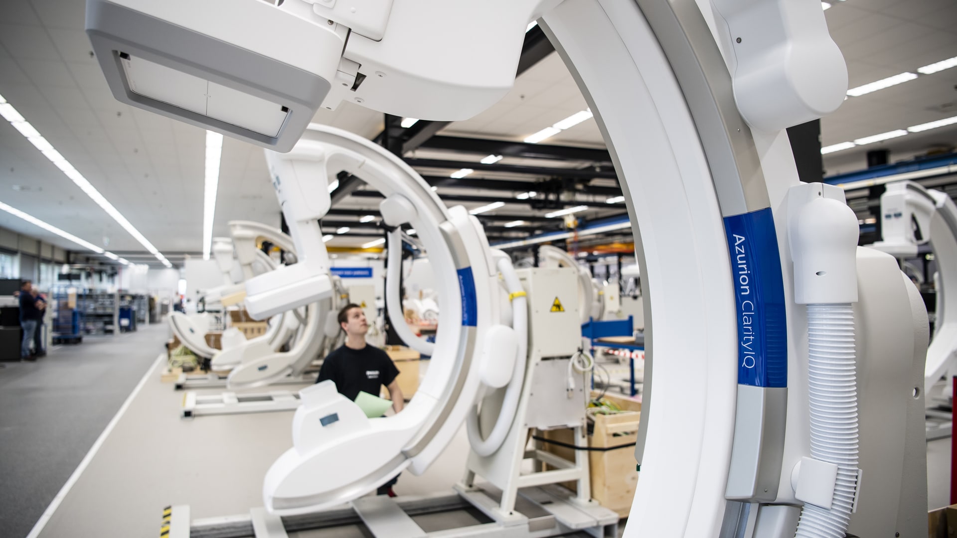 Een medewerker van Philips aan het werk met Azurion systemen