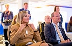 HM Koningin Máxima stapt bij Philips in een nagebootste hybride operatiekamer, daarin kunnen artsen zowel operaties als radiologische ingrepen uitvoeren.