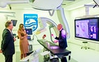 HM Koningin Máxima stapt bij Philips in een nagebootste hybride operatiekamer, daarin kunnen artsen zowel operaties als radiologische ingrepen uitvoeren.