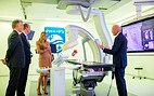 HM Koningin Máxima stapt bij Philips in een nagebootste hybride operatiekamer, daarin kunnen artsen zowel operaties als radiologische ingrepen uitvoeren.