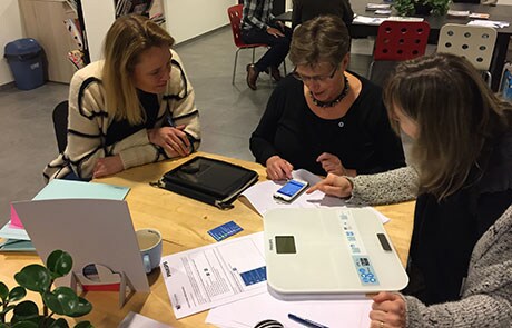 Patient ZMBR krijgt uitleg over app (opent in een nieuw tabblad)