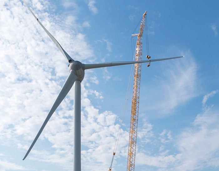 Windmolens worden geïnstalleerd op windpark bouwdokken