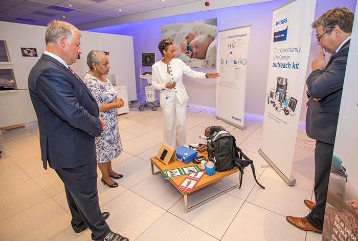 First Lady van Kenia brengt bezoek aan Philips