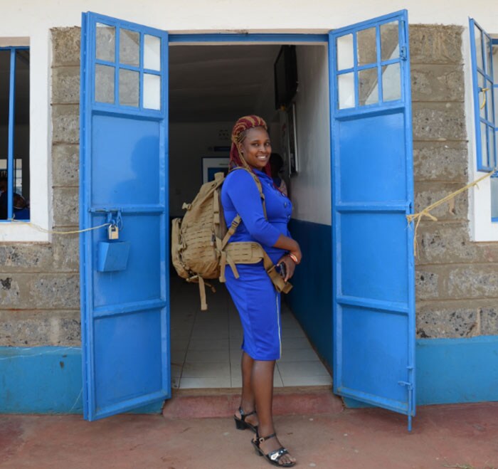 Vroedvrouw Margaret Wairimu Maina draagt een rugzak vol met nuttige gezondheidstechnologie