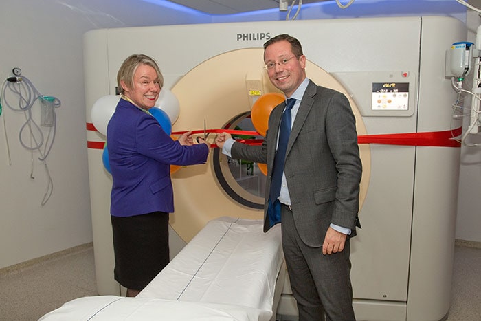 Anita Arts, voorzitter raad van bestuur Flevoziekenhuis en Victor Groothengel, general manager van Philips Health Systems Benelux, nemen de CT256 feestelijk in gebruik. (opent in een nieuw tabblad)