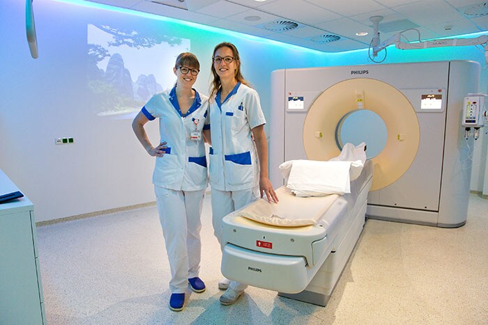 Radiodiagnostisch laboranten Marieke Welters en Marijke Worae van het Flevoziekenhuis bij de nieuwe CT256. (opent in een nieuw tabblad)