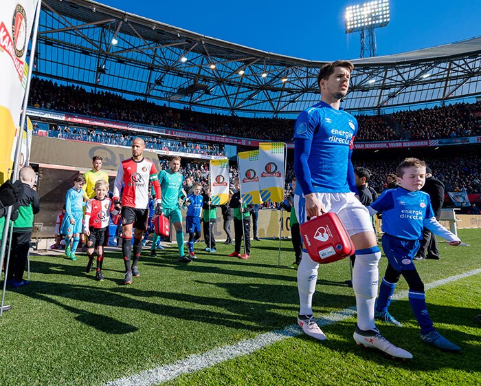 Foto betreden veld Feyenoord PSV Hartstichting (opent in een nieuw tabblad)