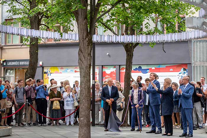 Onthulling van het monument ter nagedachtenis van Jan Zwartendijk op 15 juni in Litouwen door Koning Willem-Alexander