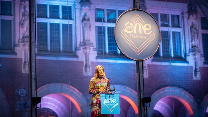 Prinses Máxima op het podium tijdens de One Young World summit (opent in een nieuw tabblad)