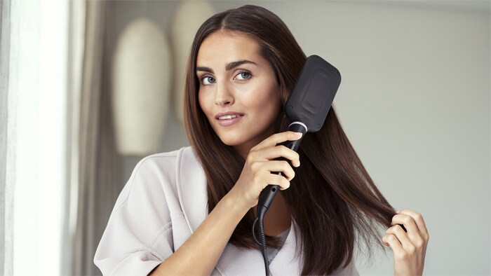 Creëer binnen 5 minuten zijdezacht en pluisvrij steil haar met de nieuwe Philips Heated Straightening Brush