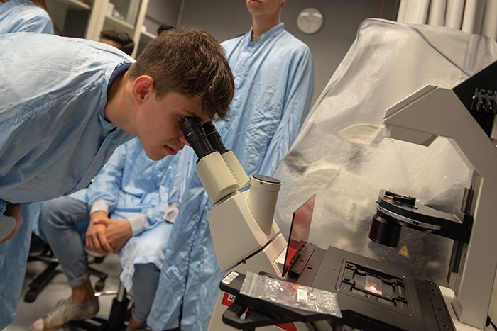Een van de jonge studenten op onderzoek bij Philips (opent in een nieuw tabblad)