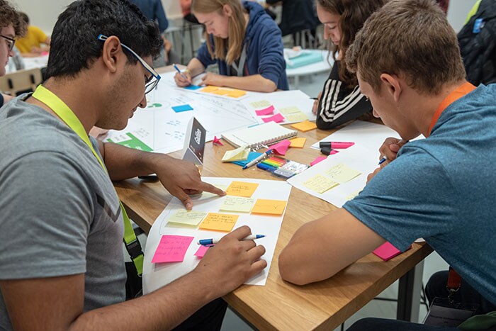 Jongeren samen aan het werk tijdens de co create workshop (opent in een nieuw tabblad)