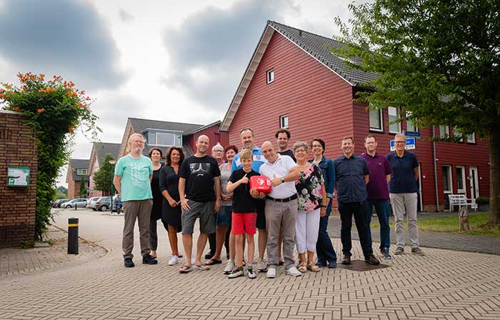 Buurtbewoners van de wijk Stenen in Houten met de 1500ste AED