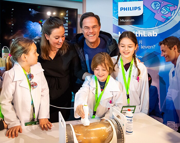 Mark Rutte brengt informeel bezoek aan Philips Museum (opent in een nieuw tabblad)