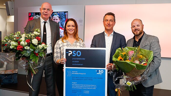 Philips ontvangt bijzonder keurmerk uit handen van Toon Gerbrands van PSV