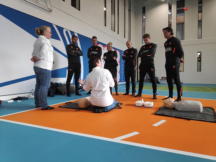 Philips en Hartstichting geven werknemers PSV Academy reanimatie- en AED-training