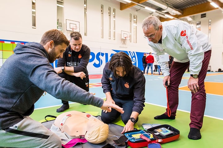 Philips en Hartstichting geven werknemers PSV Academy reanimatie- en AED-training