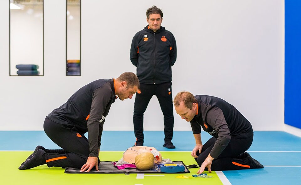 Philips en Hartstichting geven werknemers PSV Academy reanimatie- en AED-training