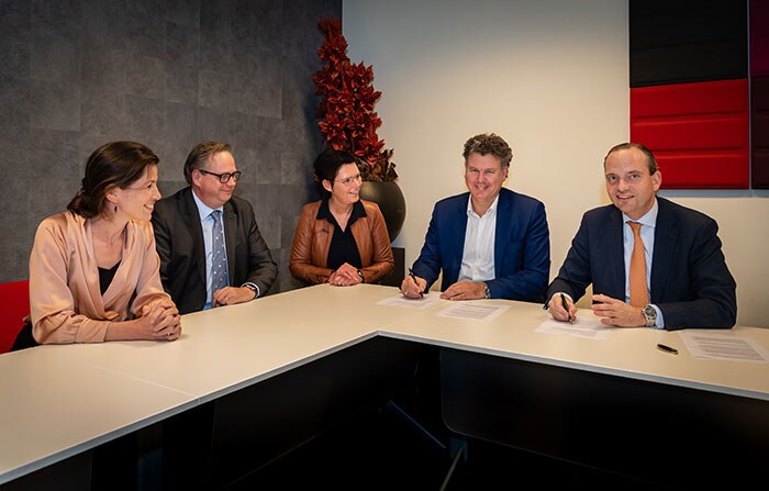 v.l.n.r. Nicole Hijnen (Philips), Mark Loonen (Philips), Yvonne Snel (SAZ), Bert Kleinlugtenbeld (SAZ), Léon Kempeneers (Philips) (opent in een nieuw tabblad)