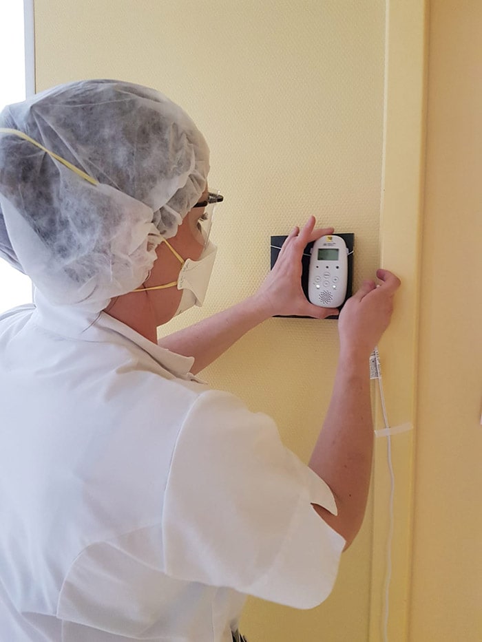 Verpleegkundige Lyudmila Ruiter test Philips Avent babyfoon in Flevoziekenhuis