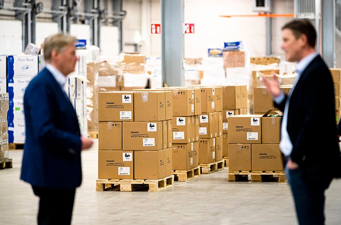 Philips gaat beademingsapparaten en patientbewakingssystemen leveren aan de Nederlandse overheid eerste levering uit de VS vandaag aangekomen