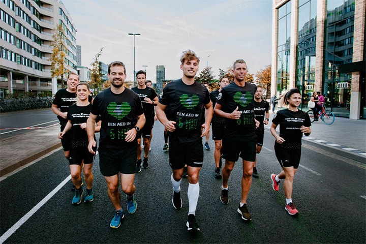 Hardloopshirt maakt dichtstbijzijnde AED zichtbaar