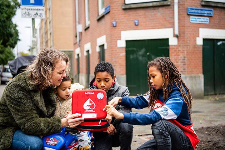 Verloskundige Esther van Horne uit Rotterdam startte de 1000ste BuurtAED-actie