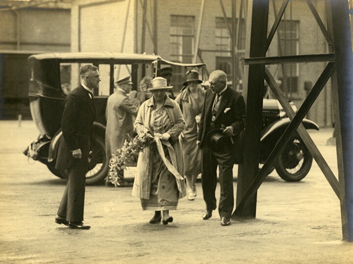 Koninklijk bezoek Wilhelmina en Juliana glasfabriek Strijp Philips 1927