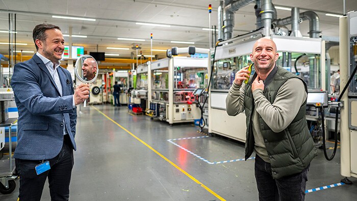 Philips produceert honderd miljoenste mesje voor OneBlade, een revolutionair product op het gebied van mannenverzorging