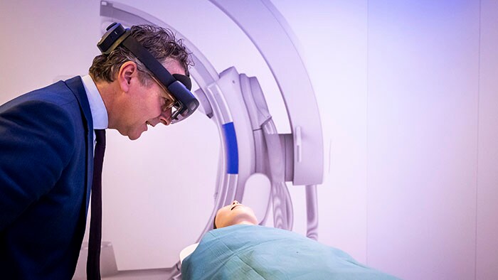 Jeroen Dijsselbloem bezoekt Philips op de High Tech Campus in Eindhoven